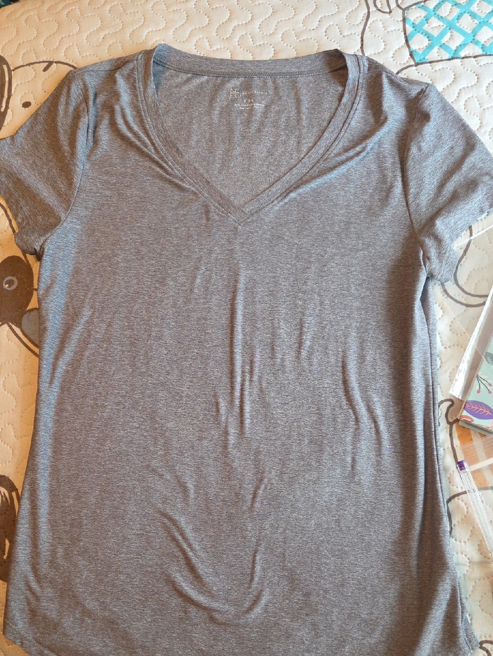No Boundaries Women's Heather Gray V-Neck Short Sleeve Tee